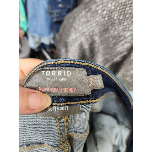 Torrid Womens Mid-Rise Super Skinny Jeans Size 28R Blue Denim Cotton Blend - Picture 3 of 5